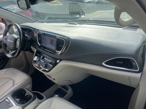 Used 2021 Chrysler Pacifica Touring-L image 12