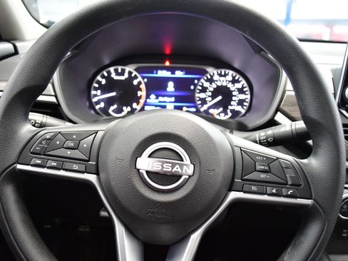 Used 2025 Nissan Altima 2.5 SV image 18