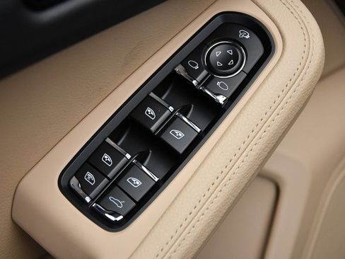 Used 2025 Porsche Macan image 34