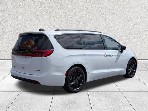 Used 2025 Chrysler Pacifica Limited FWD image 3