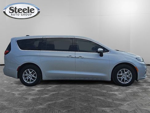 Used 2023 Chrysler Pacifica Touring-L image 6