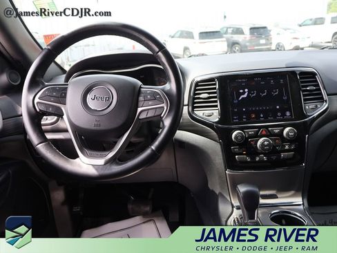 Used 2020 Jeep Grand Cherokee Laredo w/ 18" Wheel & 8.4" Radio Group AWD/4WD image 18