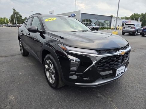 Used 2025 Chevrolet Trax LT w/ LT Convenience Package FWD image 1