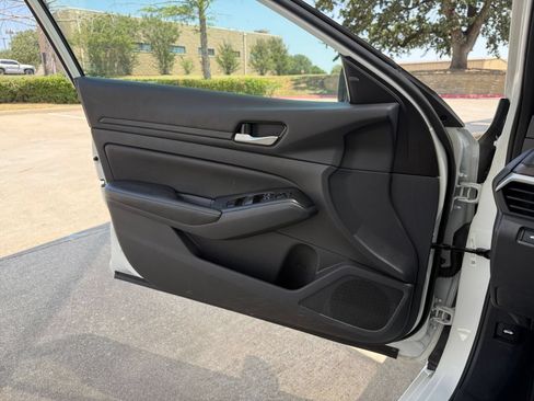 Used 2025 Nissan Altima 2.5 SV FWD image 18