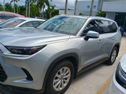 Used 2025 Toyota Grand Highlander XLE FWD image 2