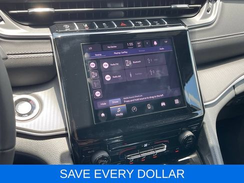 Used 2025 Jeep Grand Cherokee Laredo AWD/4WD image 9