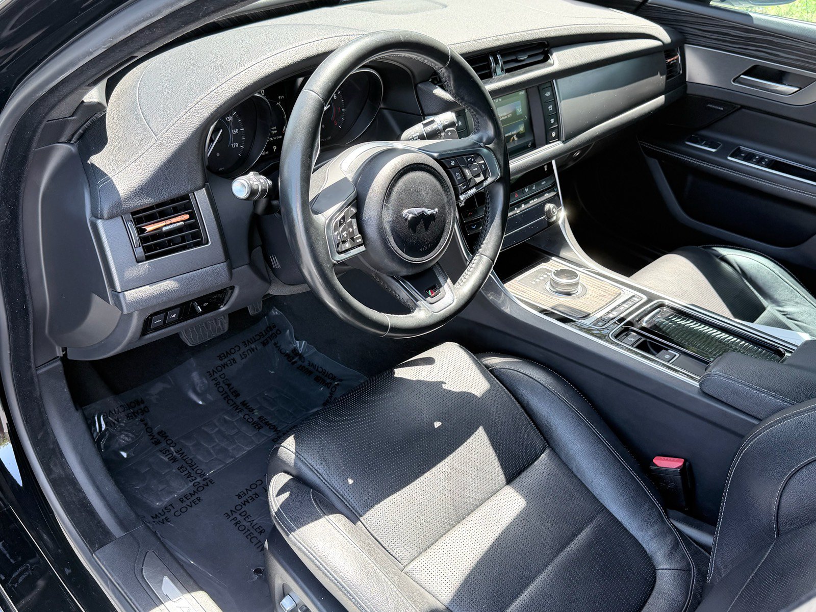 Used 2017 Jaguar XF S RWD image 9