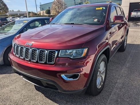 Used 2018 Jeep Grand Cherokee Laredo image 2