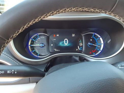 Used 2024 Chrysler Pacifica Limited FWD image 9