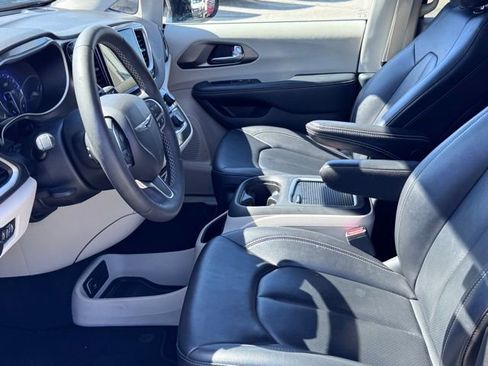 Used 2024 Chrysler Pacifica Touring-L FWD image 20