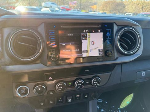 Used 2019 Toyota Tacoma TRD Off-Road w/ Technology Package image 16