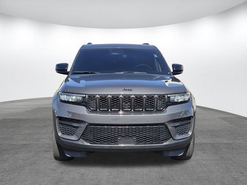Used 2024 Jeep Grand Cherokee Altitude AWD/4WD image 2
