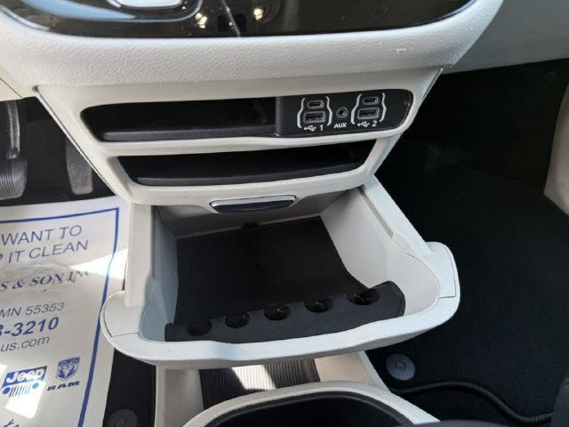 Used 2023 Chrysler Pacifica Touring-L FWD image 31