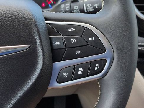 Used 2024 Chrysler Pacifica Limited FWD image 26