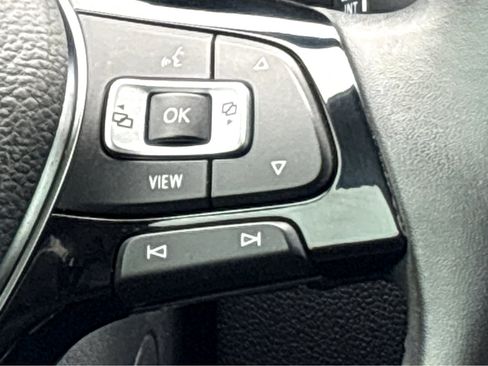 Used 2020 Volkswagen Tiguan SE w/ Panoramic Sunroof Package image 11