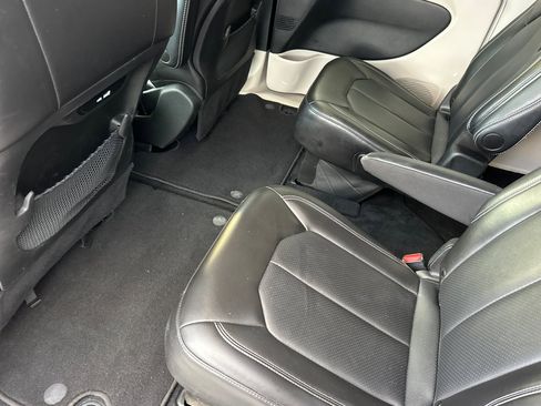 Used 2024 Chrysler Pacifica Touring-L image 12