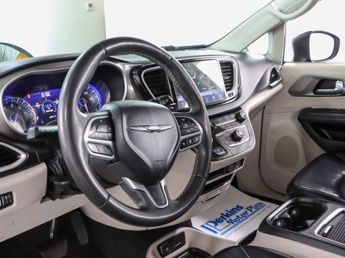 Used 2023 Chrysler Pacifica Touring-L image 22