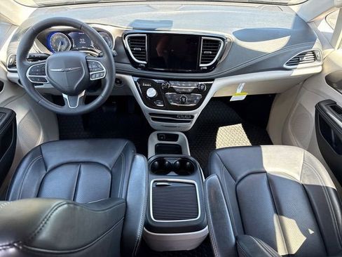 Used 2023 Chrysler Pacifica Touring-L AWD/4WD image 12