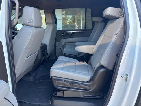 New 2026 Chevrolet Suburban LT image 7
