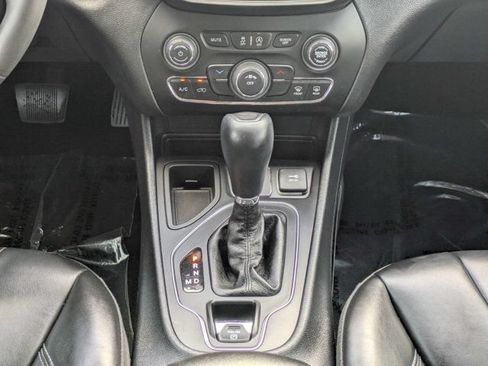 Used 2020 Jeep Cherokee Latitude Plus FWD image 19