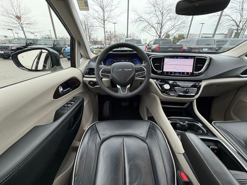 Certified 2024 Chrysler Pacifica Limited image 20
