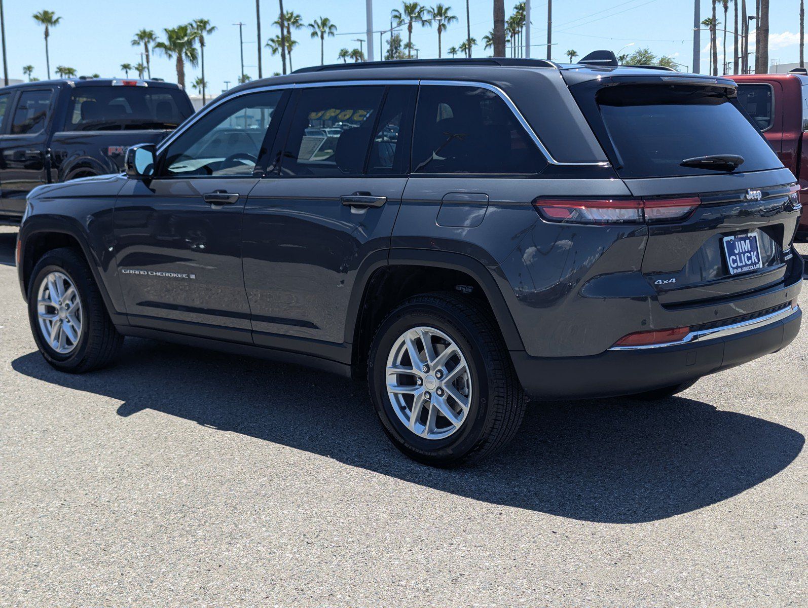Used 2025 Jeep Grand Cherokee Laredo X AWD/4WD image 4