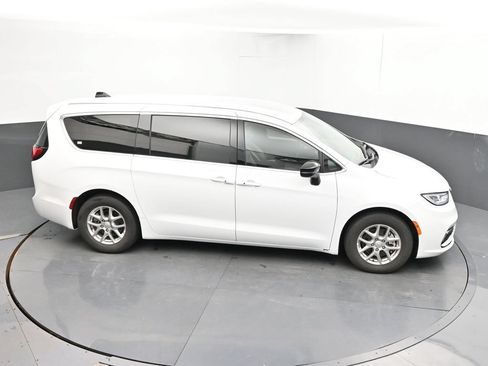 Used 2025 Chrysler Pacifica Select FWD image 29