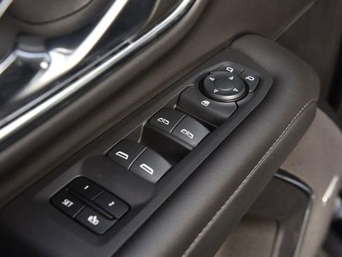 Used 2024 Chevrolet Suburban LT image 8