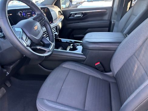 Used 2025 Chevrolet Suburban LS image 9