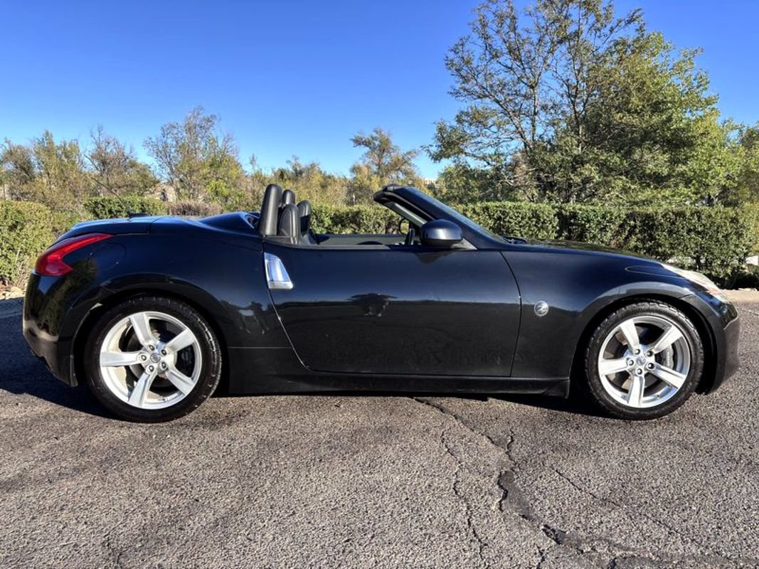 Used 2011 Nissan 370Z Touring w/ Sport Pkg RWD image 4