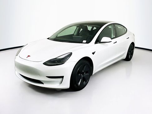 Used 2021 Tesla Model 3 Standard Range Plus image 3