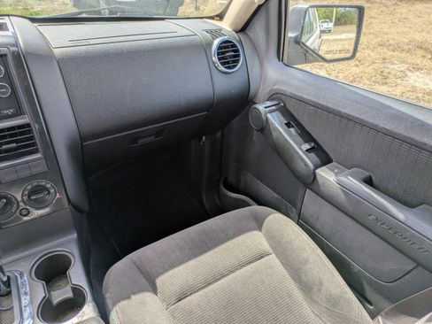 Used 2010 Ford Explorer Sport Trac XLT image 17