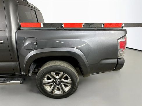Used 2017 Toyota Tacoma Limited image 33