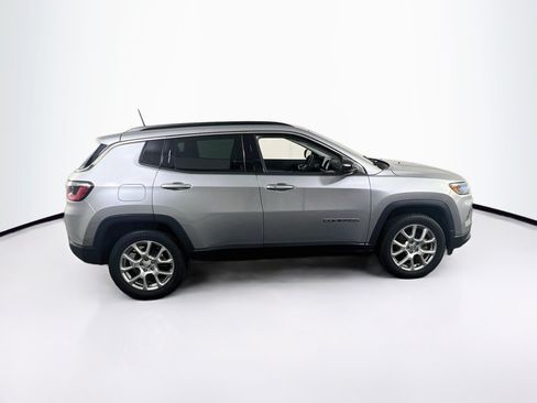 Used 2022 Jeep Compass Latitude w/ Sun and Sound Group AWD/4WD image 4