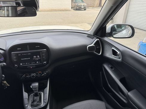 Used 2025 Kia Soul LX w/ LX Technology Package FWD image 33