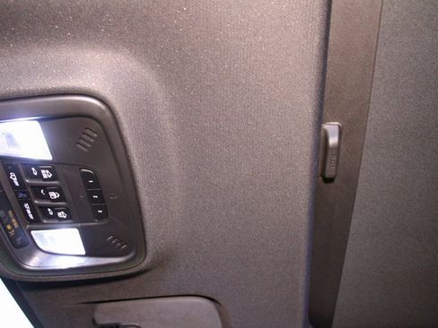 Used 2023 Chevrolet Traverse Premier image 30