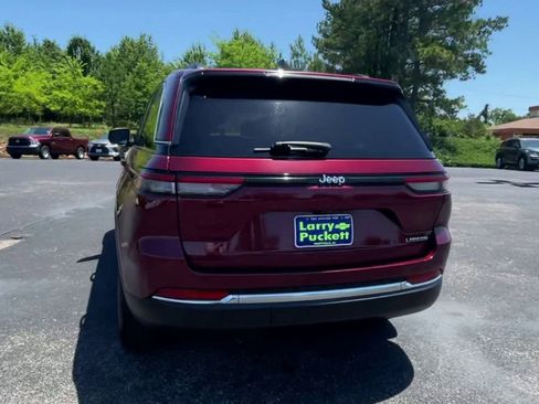 Used 2024 Jeep Grand Cherokee Laredo RWD image 7