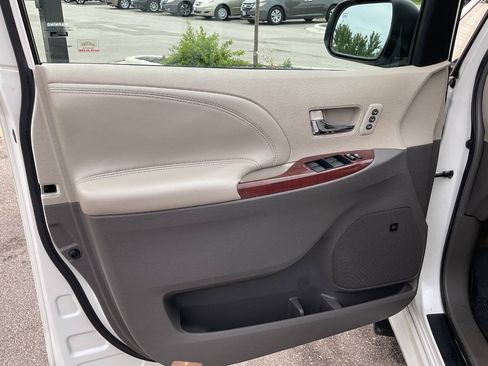 Used 2011 Toyota Sienna Limited w/ Premium Pkg AWD/4WD image 28