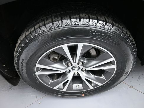 Used 2017 Toyota Highlander LE image 12