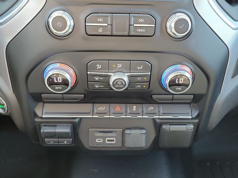 Used 2022 GMC Sierra 1500 SLT AWD/4WD image 33