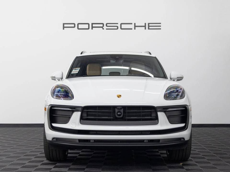 Certified 2026 Porsche Macan AWD/4WD image 3