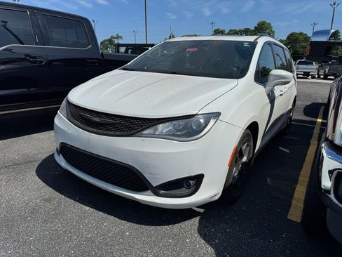 Used 2018 Chrysler Pacifica Touring-L Plus FWD image 5