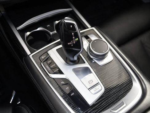 Used 2022 BMW 750i xDrive w/ M Sport Package image 36