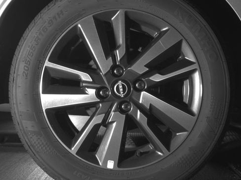 Used 2025 Nissan Versa SV FWD image 15