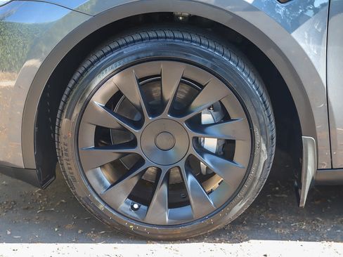 Used 2023 Tesla Model Y Long Range AWD/4WD image 9