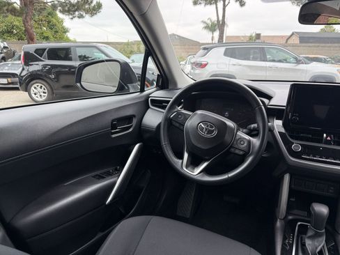 Used 2025 Toyota Corolla Cross LE FWD image 30