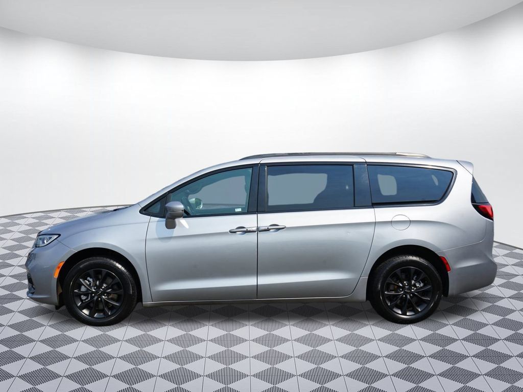 Used 2021 Chrysler Pacifica Limited w/ S Appearance Package AWD/4WD image 4