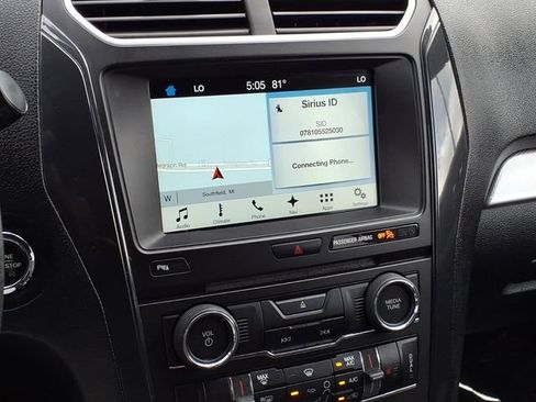 Used 2017 Ford Explorer XLT w/ Equipment Group 202A AWD/4WD image 25