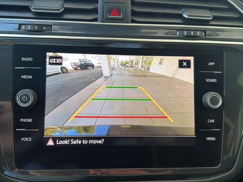 Certified 2022 Volkswagen Tiguan SE w/ Panoramic Sunroof Package AWD/4WD image 23
