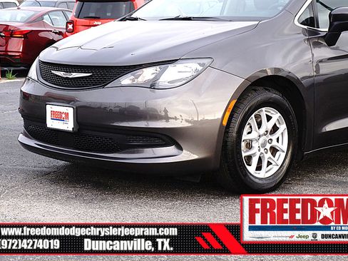 Used 2023 Chrysler Voyager LX image 41